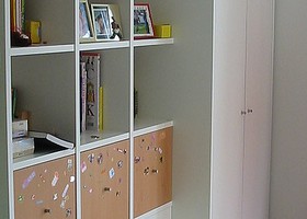 Weißer Kinderzimmerschrank